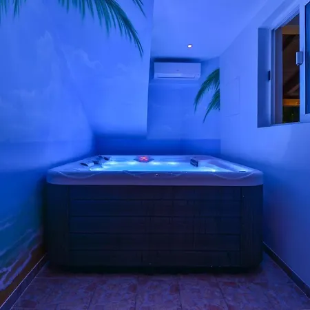 Wonderful With Private Pool, Jacuzzi And Sauna Near The - Wiibuk Villa