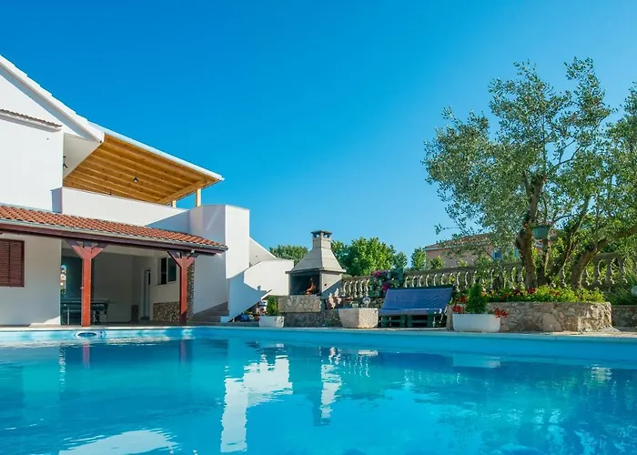 Wonderful With Private Pool, Jacuzzi And Sauna Near The - Wiibuk *