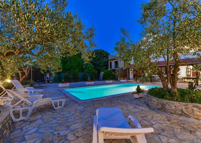 Wonderful With Private Pool, Jacuzzi And Sauna Near The - Wiibuk *