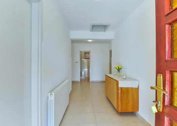 Wonderful With Private Pool, Jacuzzi And Sauna Near The - Wiibuk