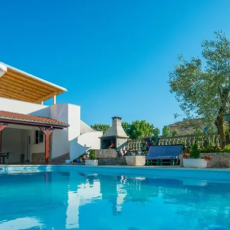 Wonderful With Private Pool, Jacuzzi And Sauna Near The - Wiibuk *