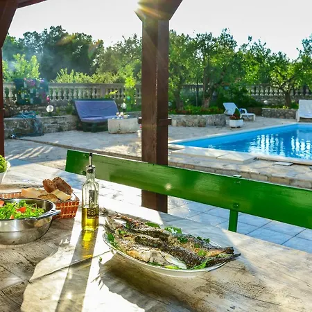 Villa Wonderful With Private Pool, Jacuzzi And Sauna Near The - Wiibuk *