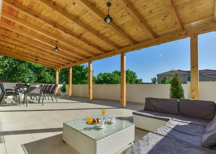 Wonderful With Private Pool, Jacuzzi And Sauna Near The - Wiibuk *