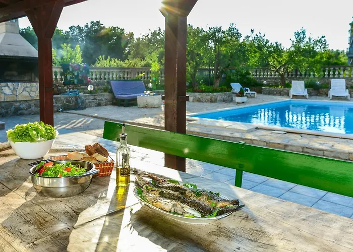 Villa Wonderful With Private Pool, Jacuzzi And Sauna Near The - Wiibuk *