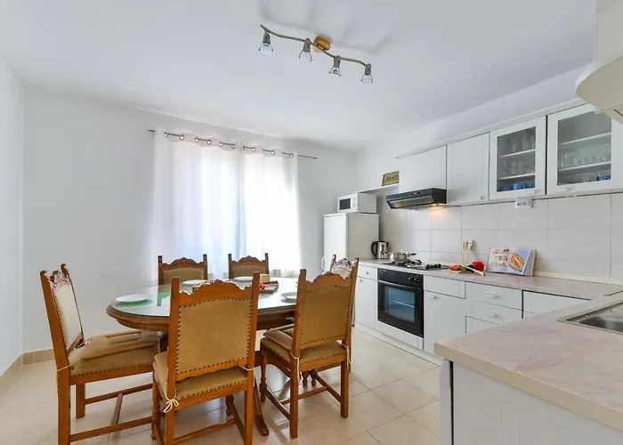 Wonderful With Private Pool, Jacuzzi And Sauna Near The - Wiibuk *